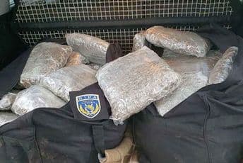 Više od 40 kg marihuane sakrili u otvor namijenjen za rezervnu gumu Više od 40 kg marihuane sakrili u otvor namijenjen za rezervnu gumu