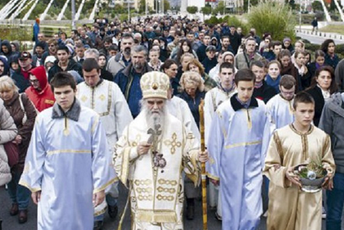 Amfilohije sa sveštenstvom u utorak ispred Skupštine Ilustracija: IN4S