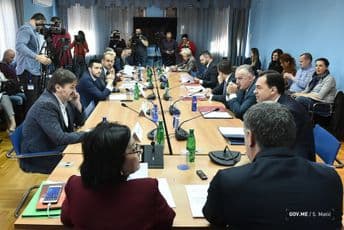 (VIDEO) Jočić čitala kletvu na Odboru, poslanica DPS-a se krstila (VIDEO) Jočić čitala kletvu na Odboru, poslanica DPS-a se krstila