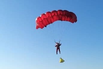 Podgorica: Djeda Mraz padobranom donio poklone Podgorica: Djeda Mraz padobranom donio poklone