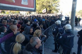 Sveštenici će biti na Blažovom mostu dok ne dobiju garancije da će se zakon povući (FOTO, VIDEO) Foto: Portal Analitika