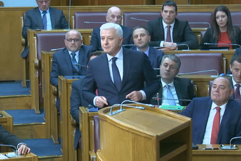 Marković policiji: Ne smijete upotrijebiti silu prema narodu i sveštenicima! Foto: Screenshot YouTube