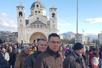Opozicija napustila sjednicu SO Pljevlja i došla na protest u PG Opozicija napustila sjednicu SO Pljevlja i došla na protest u PG