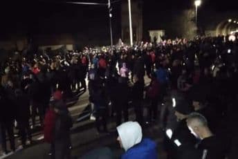 U Nikšiću probijena policijska blokada, demonstranti krenuli prema Budošu U Nikšiću probijena policijska blokada, demonstranti krenuli prema Budošu