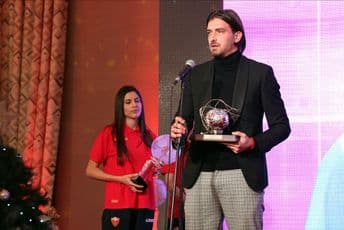 Božović posvetio nagradu tragično nastradalim Varvarima - Marku i Miljanu Foto: FSCG