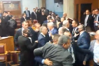 HAOS U SKUPŠTINI: DF pokušao da aktivira suzavac, Zogović gađao Brajovića flašom: Sve ćemo vam ruke pokidat', pi*ke jedne! (VIDEO) HAOS U SKUPŠTINI: DF pokušao da aktivira suzavac, Zogović gađao Brajovića flašom: Sve ćemo vam ruke pokidat', pi*ke jedne! (VIDEO)