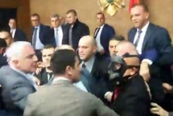 Policija privela sve poslanike DF-a Incident u Skupštini Crne Gore (Foto: Screenshot)