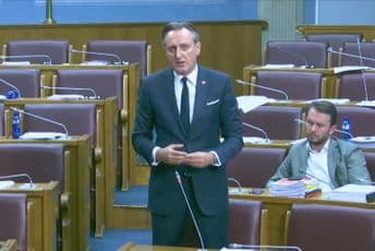 Krivokapić: Na Cetinju su se štampale knjige, dok su svi ostali ljubili papuče; Mandić: Današnji Cetinjani ne dobacuju do visina predaka Ranko Krivokapić u Skupštini - Ilustracija