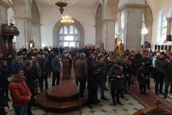 Nikšić: Građani se okupljaju ispred Sabornog hrama Foto: FOS media