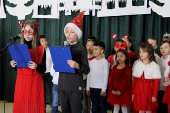 Zaposleni u Ministarstvu prosvjete uručili poklone đacima Zaposleni u Ministarstvu prosvjete uručili poklone đacima