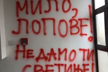 SKANDALOZNO: Dveri "isporučile protestnu notu" na zgradi ambasade Crne Gore SKANDALOZNO: Dveri "isporučile protestnu notu" na zgradi ambasade Crne Gore