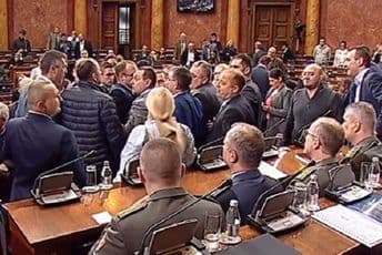 Umalo tuča u srpskom parlamentu zbog crnogorskog zakona: Dveri unijeli transparent "Milo, lopove, ne damo ti svetinje" screenshot