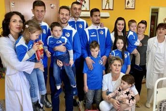 Pokloni i navijački rekviziti za mališane dječijeg odjeljenja NK bolnice Pokloni i navijački rekviziti za mališane dječijeg odjeljenja NK bolnice