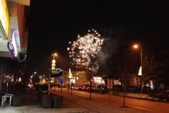 VIDEO: U Nikšiću pjevaju srpske pjesme i skandiraju VIDEO: U Nikšiću pjevaju srpske pjesme i skandiraju