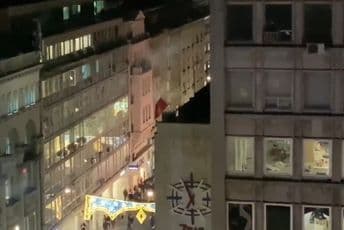 Skandal u Beogradu: Demonstranti pokušavaju da zapale crnogorsku zastavu (VIDEO) Skandal u Beogradu: Demonstranti pokušavaju da zapale crnogorsku zastavu (VIDEO)