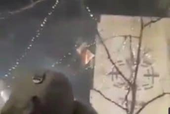 U Beogradu skrnavili crnogorsku zastavu: "Pogodi je p... se u sred nje" (VIDEO) U Beogradu skrnavili crnogorsku zastavu: "Pogodi je p... se u sred nje" (VIDEO)