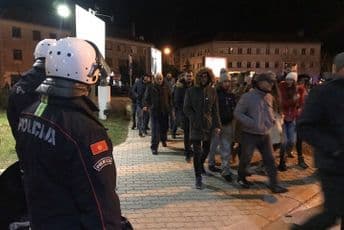 U Beranama policija razbila blokadu, protesti večeras u Podgorici i Nikšiću (VIDEO) U Beranama policija razbila blokadu, protesti večeras u Podgorici i Nikšiću (VIDEO)