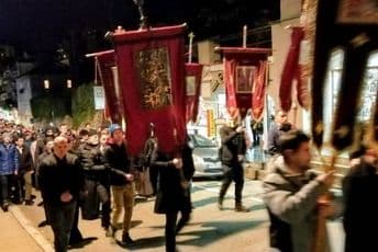 Na protestu u Toploj rukovodstvo Herceg Novog i Trebinja: Ponudili posao policajcu Šćepanoviću, crkva će mu obezbijediti smještaj Na protestu u Toploj rukovodstvo Herceg Novog i Trebinja: Ponudili posao policajcu Šćepanoviću, crkva će mu obezbijediti smještaj