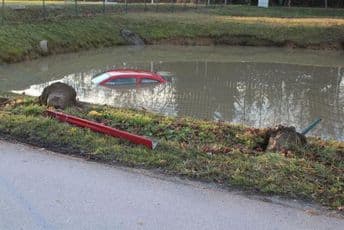 Nesvakidašnji prizor: Mrtav pijan upao kolima u jezero, pronašli ga u krevetu Nesvakidašnji prizor: Mrtav pijan upao kolima u jezero, pronašli ga u krevetu