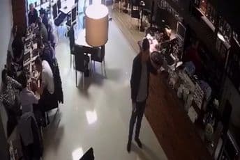 Podgorica: Krađa telefona u lokalu "Bajka" (VIDEO) Podgorica: Krađa telefona u lokalu "Bajka" (VIDEO)