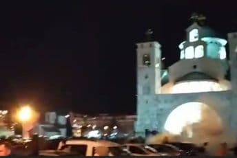 Mitropolija: Sinoć lica koja nijesu bila u uniformama prijeteći pištoljima privela grupu četrnaestogodišnjaka Mitropolija: Sinoć lica koja nijesu bila u uniformama prijeteći pištoljima privela grupu četrnaestogodišnjaka