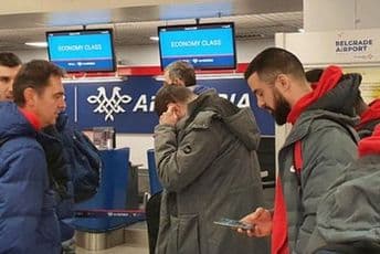 Košarkaši Zvezde napustili avion pred put u Podgoricu Košarkaši Zvezde napustili avion pred put u Podgoricu
