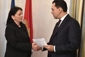 Pažin uručio ključeve od stanova zaposlenima u UIKS-u Pažin uručio ključeve od stanova zaposlenima u UIKS-u