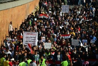 Ambasada SAD u plamenu, demonstranti razvalili vrata i upali, čuju se pucnji Ambasada SAD u plamenu, demonstranti razvalili vrata i upali, čuju se pucnji