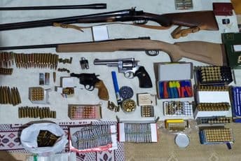 Nikšićka policija: Kod učesnika protestne šetnje pronađen arsenal oružja, on pobjegao (FOTO) Nikšićka policija: Kod učesnika protestne šetnje pronađen arsenal oružja, on pobjegao (FOTO)