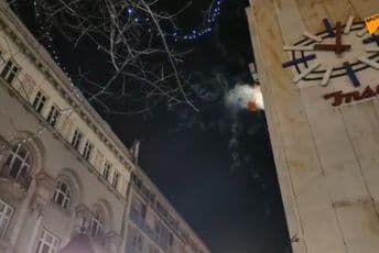 Skandal u Beogradu: Huligani zapalili crnogorsku zastavu (VIDEO) Skandal u Beogradu: Huligani zapalili crnogorsku zastavu (VIDEO)