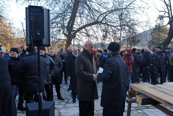 Davidović: Pokušaj atentata nije bio opomena, greška što sam sa Joanikijem sastanak dogovorio telefonom Sa nalagadnja badnjaka na Cetinju