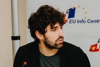 Vujisić o navodima Adžića: Nema potrebe angažovati Vojsku, policija ima mehanizame da stane eksploataciji na kraj Vujisić o navodima Adžića: Nema potrebe angažovati Vojsku, policija ima mehanizame da stane eksploataciji na kraj