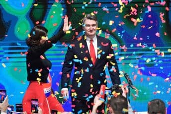 Ljubavna priča novog hrvatskog predsjednika: Sa suprugom, doktorkom, 30 godina zajedno, ismijavali je zbog preporuke da se jede manje bijelog hljeba Ljubavna priča novog hrvatskog predsjednika: Sa suprugom, doktorkom, 30 godina zajedno, ismijavali je zbog preporuke da se jede manje bijelog hljeba