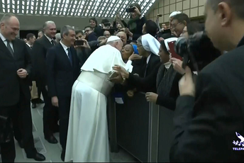Nakon udaranja vjernice po ruci, papa poljubio časnu sestru Foto: Vatican Media/Handout via REUTERS