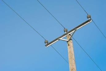 CEDIS daje dva miliona eura za drvene stubove za struju CEDIS daje dva miliona eura za drvene stubove za struju