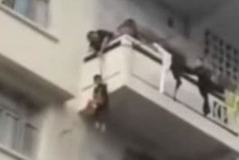 Baka konopcem spustila unuka s petog sprata da joj spasi mačku (VIDEO) Baka konopcem spustila unuka s petog sprata da joj spasi mačku (VIDEO)