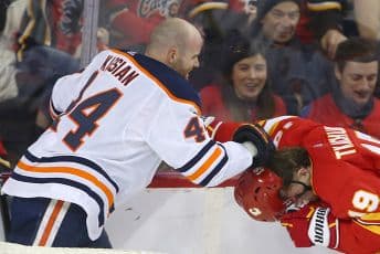 VIDEO Brutalna tuča na ledu, jedva ih razdvojili VIDEO Brutalna tuča na ledu, jedva ih razdvojili