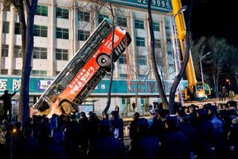 Krater progutao autobus, šestoro mrtvih (VIDEO) Krater progutao autobus, šestoro mrtvih (VIDEO)