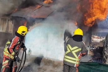 Požar kod Ljubovića, gašenje otežala nepropisno parkirana auta Požar kod Ljubovića, gašenje otežala nepropisno parkirana auta