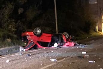 Težak udes na izlazu iz Bara, automobil demoliran, jedna osoba teško povrijeđena (FOTO) Težak udes na izlazu iz Bara, automobil demoliran, jedna osoba teško povrijeđena (FOTO)