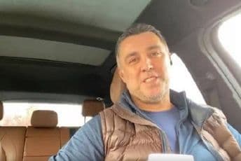 Hakan Šukur: Erdogan mi je uzeo sve, sad taksiram i prodajem knjige Hakan Šukur: Erdogan mi je uzeo sve, sad taksiram i prodajem knjige