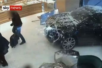 Ukradenim autom probili izlog zlatare u Londonu (VIDEO) Ukradenim autom probili izlog zlatare u Londonu (VIDEO)