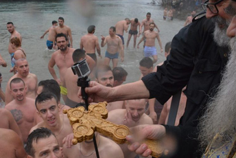 Liturgija, litija, pa plivanje za krst Foto: Mitropolija crnogorsko-primorska
