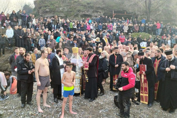 Za časni krst plivali širom Crne Gore (FOTO) Foto: Mitropolija crnogorsko-primorska/IN4S/RTCG