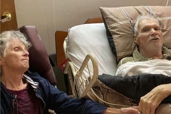 Nakon 65 godina braka preminuli držeći se za ruke Nakon 65 godina braka preminuli držeći se za ruke