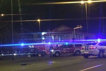 U saobraćajnoj nesreći poginuo mladić, dva policajca povrijeđena