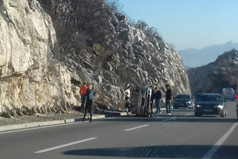 Jedna osoba lakše povrijeđena na putu Cetinje – Podgorica