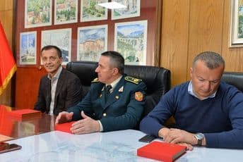 Vojska donira komunalnom iz Pljevalja dva kamiona za čišćenje snijega Vojska donira komunalnom iz Pljevalja dva kamiona za čišćenje snijega