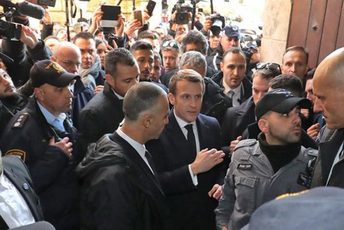 Makron izbacio izraelske policajce iz francuske crkve (VIDEO) Foto: AFP