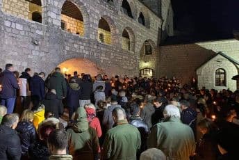 Moleban u Cetinjskom manastiru, grupa građana okupljena kod crkve na Ćipuru Moleban u Cetinjskom manastiru, grupa građana okupljena kod crkve na Ćipuru